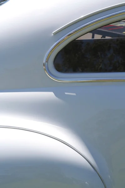 Beyaz eski model araba — Stok fotoğraf