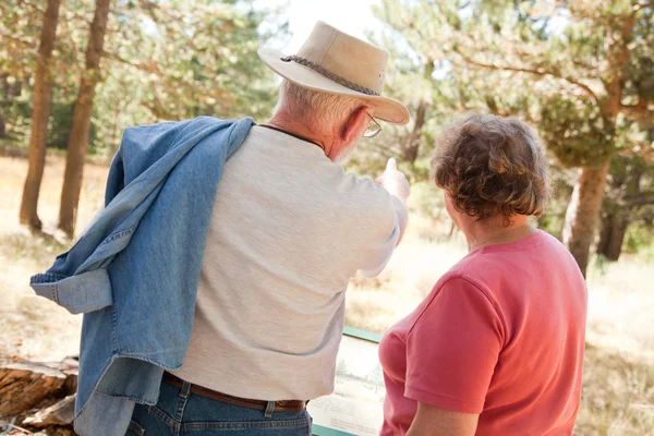 Kärleksfull äldre par att utforska naturen — Stockfoto