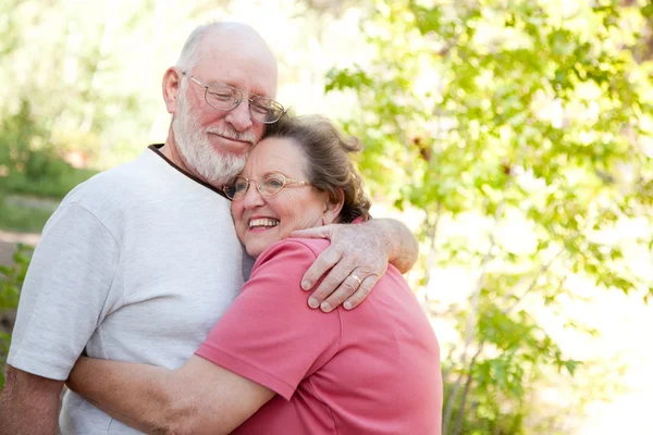 Kärleksfull högre par njuta utomhus tillsammans — Stockfoto