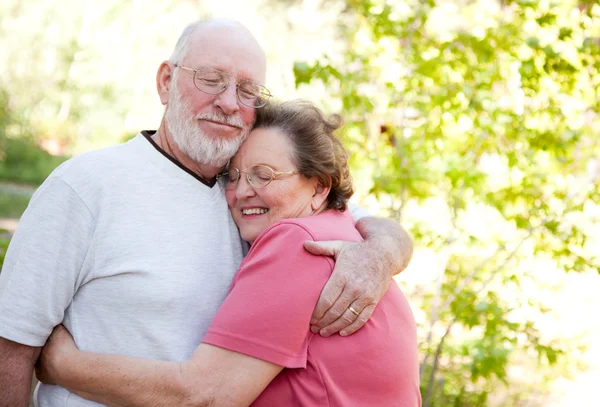 Любящие пожилые пары наслаждаются прогулками вместе — стоковое фото