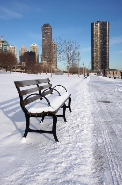 Leere schneebedeckte Bank in Chicago — Stockfoto