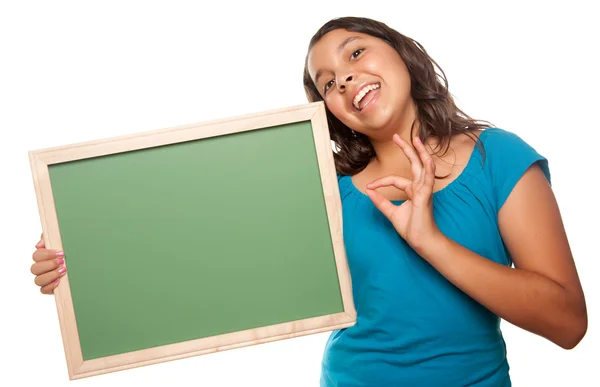 Hispanic meisje bedrijf leeg schoolbord — Stockfoto