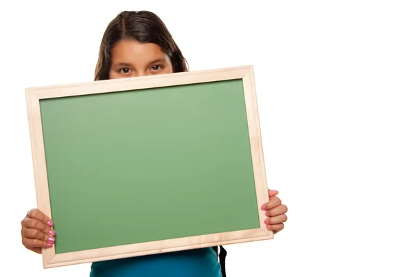 Hispanic meisje bedrijf leeg schoolbord — Stockfoto
