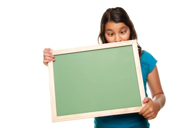Menina hispânica segurando Chalkboard em branco — Fotografia de Stock