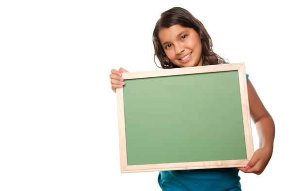 Menina hispânica segurando Chalkboard em branco — Fotografia de Stock