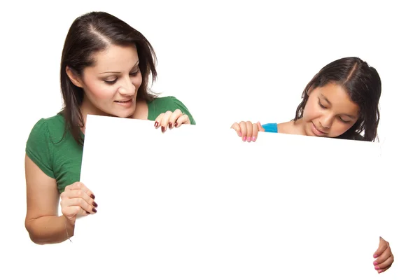 Hispán lány és anyja fehér jel — Stock Fotó