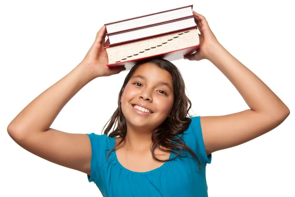 Bella ragazza ispanica con libri sulla testa — Foto Stock