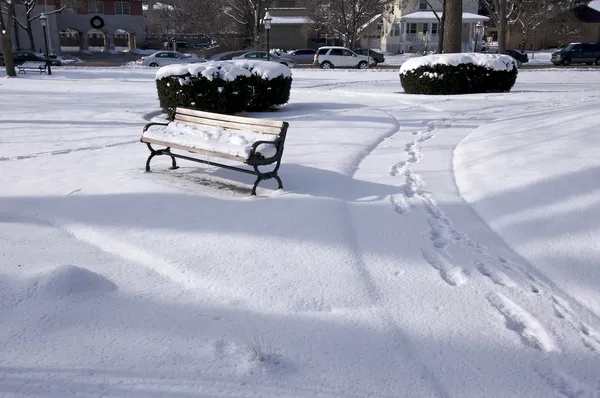 Пустая снежная скамейка — стоковое фото