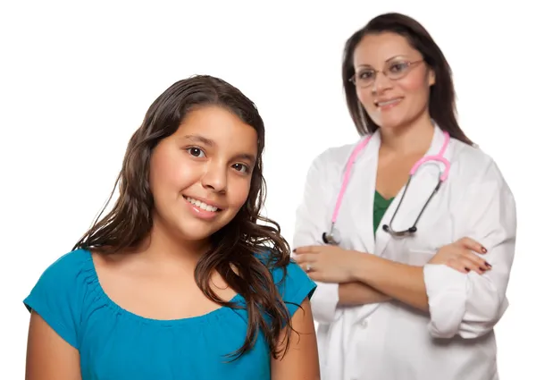 Menina hispânica e médica feminina — Fotografia de Stock