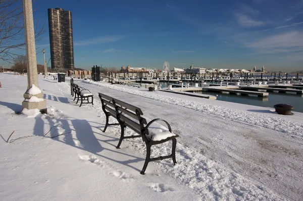 Пустая снежная скамейка в Чикаго — стоковое фото