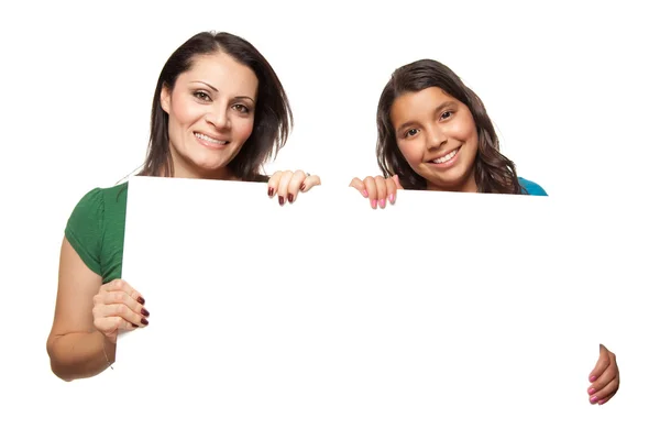 西班牙裔女孩和妈妈举行空白符号 — 图库照片