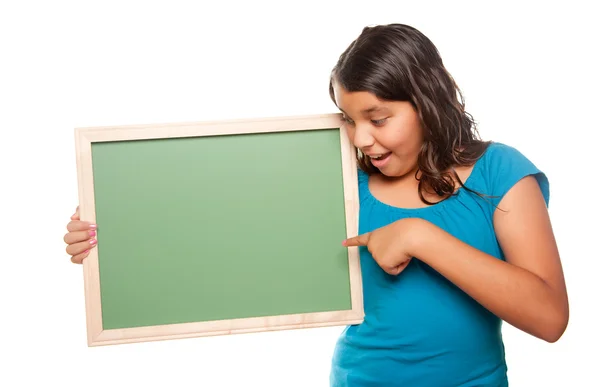 Vrij hispanic meisje houdt schoolbord — Stockfoto