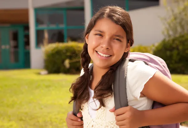 Estudante hispânico adolescente com mochila — Fotografia de Stock