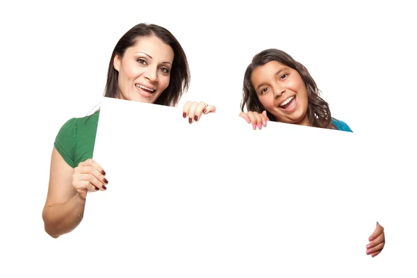 Hispánský dívka & maminka drží prázdný znak — Stock fotografie