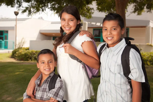 Jonge broers en zus op school — Stockfoto