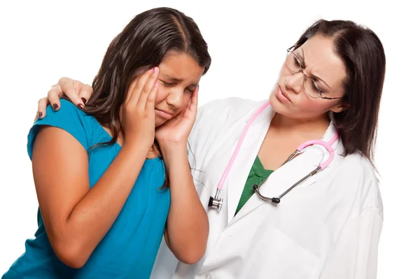 Menina hispânica infeliz, médico preocupado — Fotografia de Stock