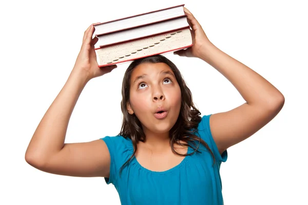 Hübsches hispanisches Mädchen mit Büchern auf dem Kopf — Stockfoto
