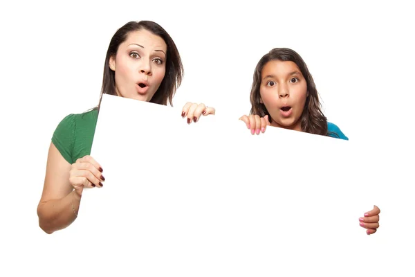 西班牙裔女孩和母亲以白色标志 — 图库照片