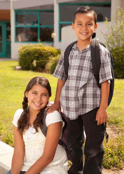 Irmão e irmã hispânicos na escola — Fotografia de Stock