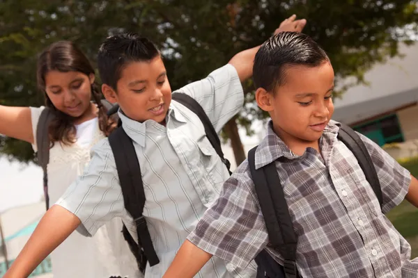ヒスパニック系の子供が学校に歩いて — ストック写真