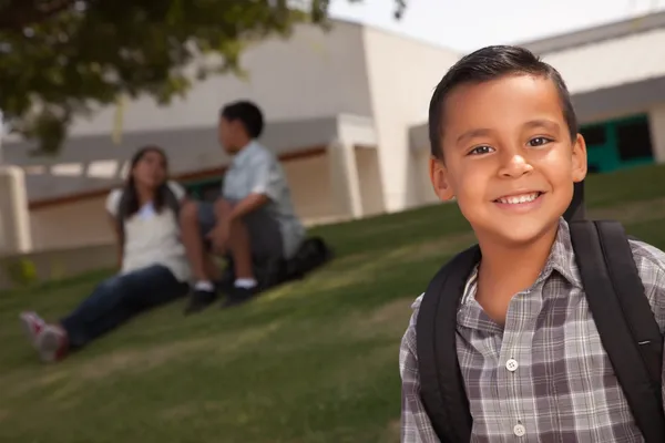Jovem menino hispânico a caminho da escola — Fotografia de Stock
