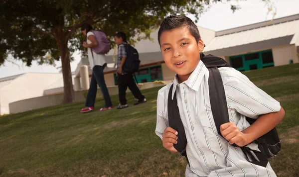Spansktalande pojke på väg till skolan — Stockfoto