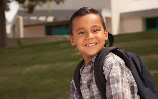 Jonge Latino jongen op zijn weg naar school — Stockfoto