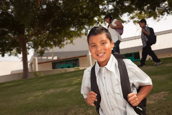 Niño joven hispano en camino a la escuela — Foto de Stock