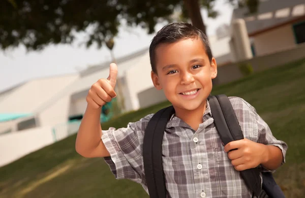 Menino hispânico jovem feliz com mochila — Fotografia de Stock