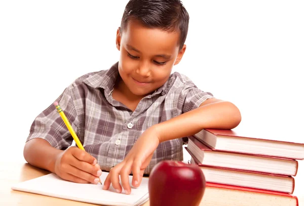 Испаноязычное мальчик и книги & яблоко — стоковое фото