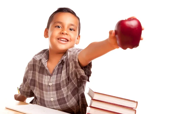 Schattig latino jongen met apple — Stockfoto