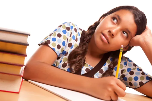 Hispanisches Mädchen studiert & träumt — Stockfoto