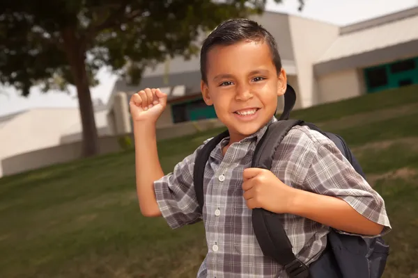 Jonge Latino jongen op school, rugzak — Stockfoto
