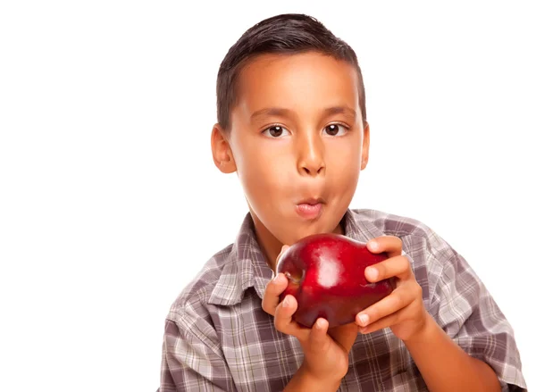 Латиноамериканец ест большое красное яблоко — стоковое фото
