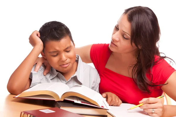 西班牙裔美国人的母亲和儿子学习 — 图库照片