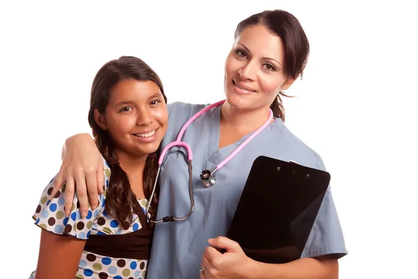 Jovem menina hispânica e médica feminina — Fotografia de Stock