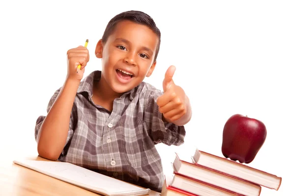 Bedårande spansktalande pojke, böcker & apple — Stockfoto