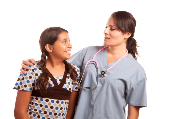 Довольно латиноамериканского девушка и женщина врач — стоковое фото