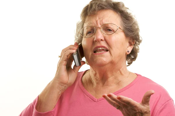 Серьезный пожилая женщина с помощью мобильного телефона — стоковое фото