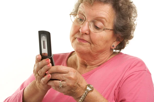 Vážné starší žena pomocí mobilního telefonu — Stock fotografie