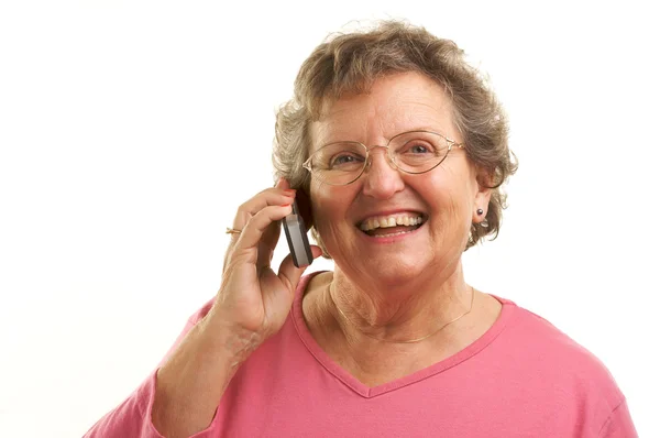Счастливая пожилая женщина с помощью сотового телефона — стоковое фото