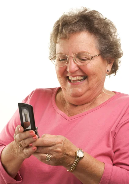 Felice donna anziana utilizzando il telefono cellulare — Foto Stock
