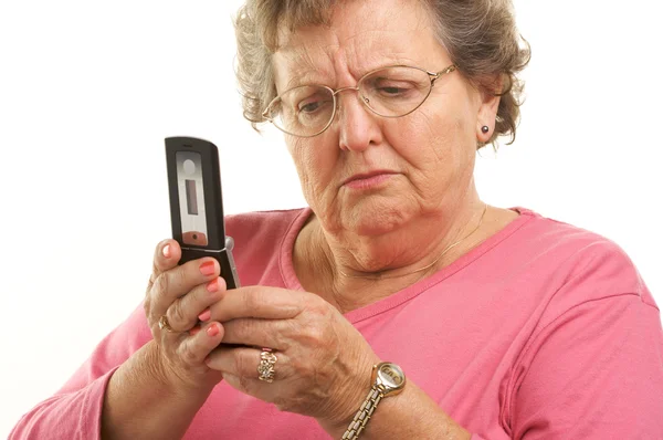 Ernstig senior vrouw met behulp van mobiele telefoon — Stockfoto