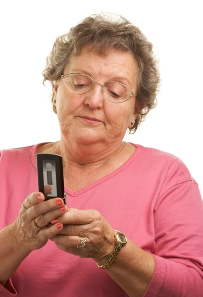 Ernstig senior vrouw met behulp van mobiele telefoon — Stockfoto