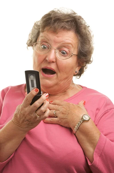Aufgeregte Seniorin nutzt Handy — Stockfoto