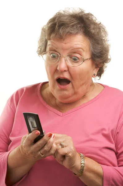 Opgewonden senior vrouw met behulp van mobiele telefoon — Stockfoto