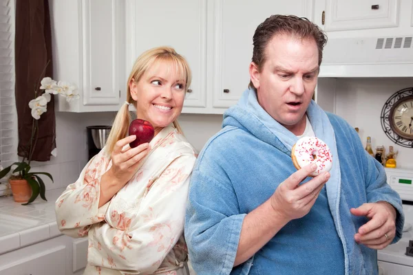 Para w kuchni z owoców i pączki — Zdjęcie stockowe