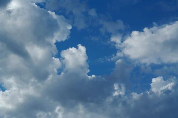 Nuvens tranquilas e céu azul profundo — Fotografia de Stock