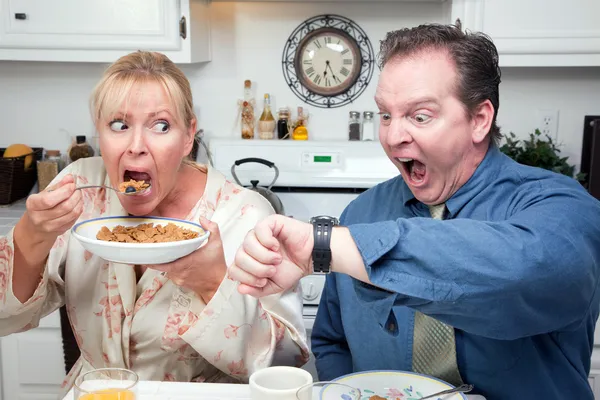 Gestresstes Paar isst, schaut auf die Zeit — Stockfoto