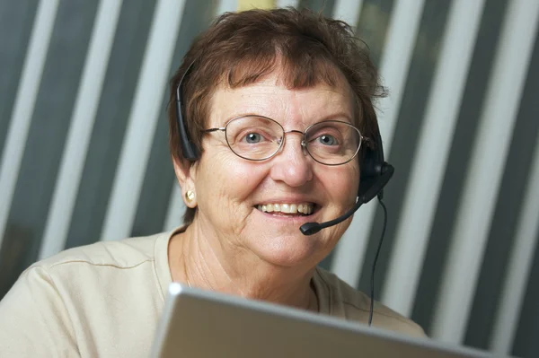 Glimlachend senior volwassene en telefoon headset — Stockfoto